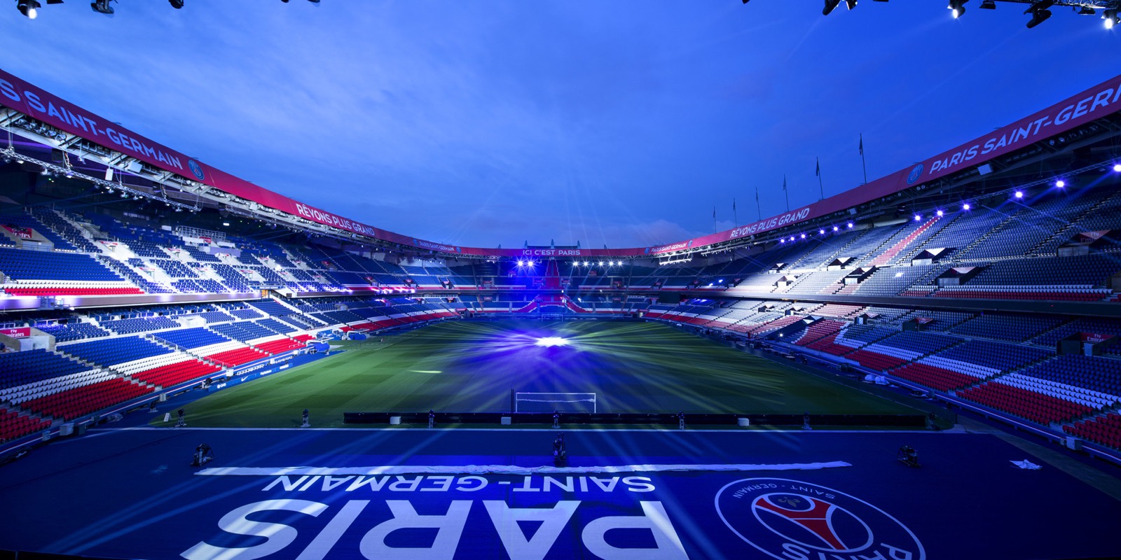 Le Parc des Princes un soir de match